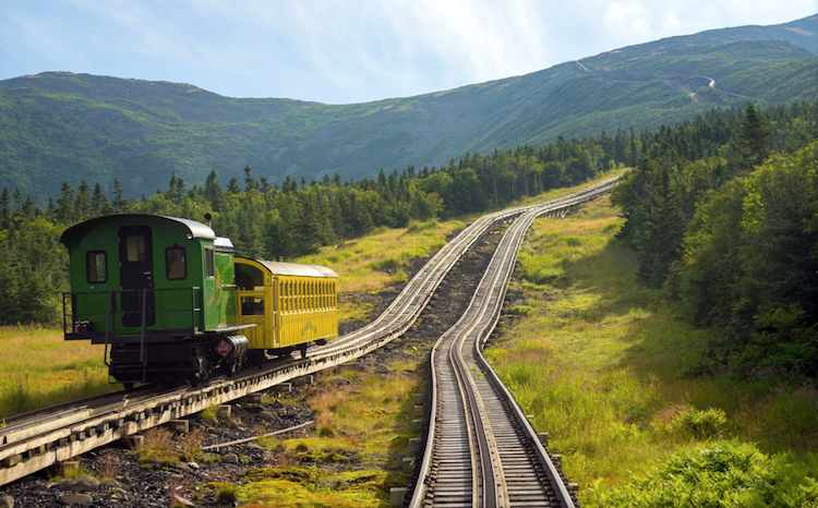 Потрясающие фотографии поездов в живописных пейзажах