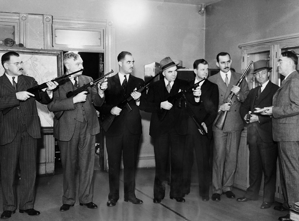 Инспекторам рассказывают про оружие в Вашингтоне, округ Колумбия, 19 октября 1935 года.
