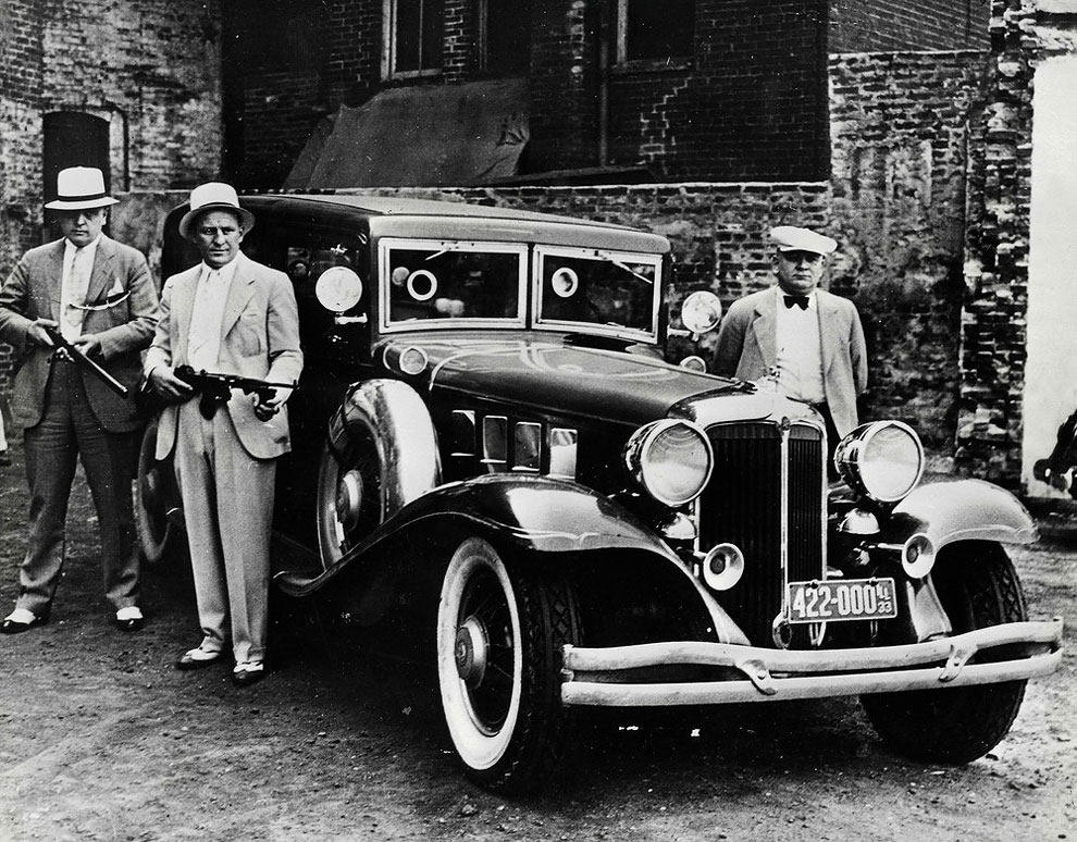 Полицейские в Чикаго у бронированного автомобиля во время американской депрессии 1933 года.