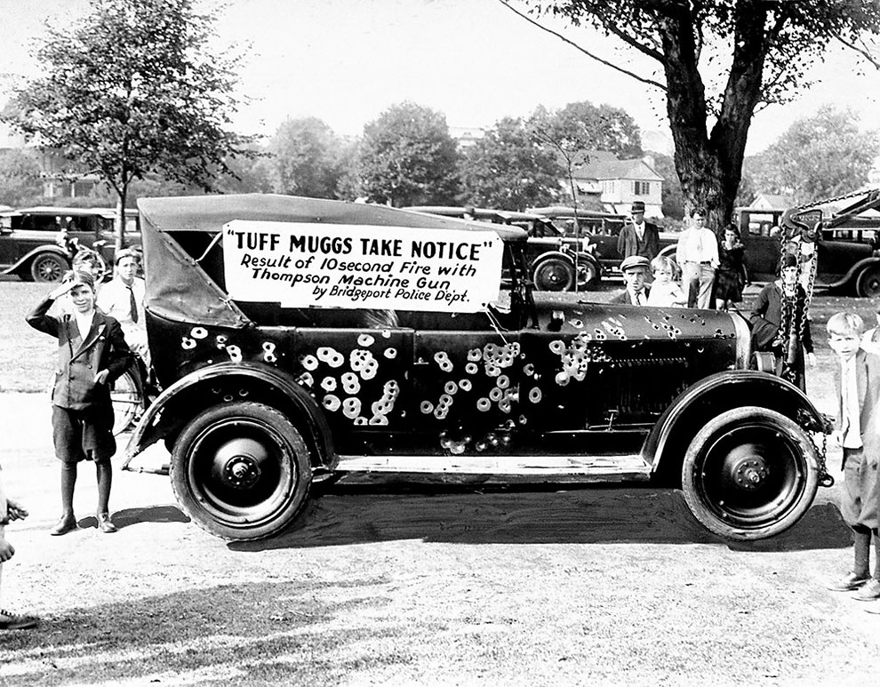 Изрешеченный из автомата Томпсона автомобиль гангстеров 24 сентября 1930 года.