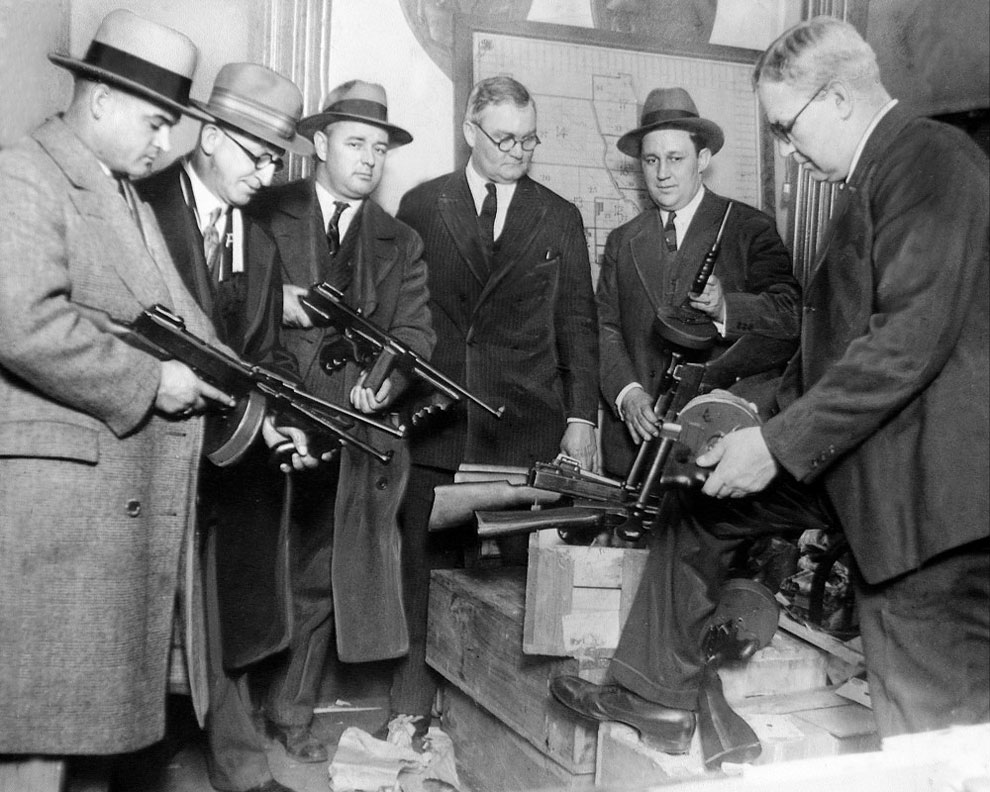Сыщикам раздают автоматы для борьбы с преступниками 9 января 1927.