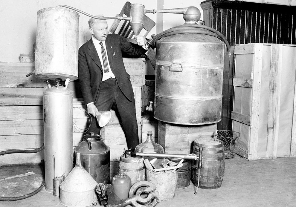 Эдвин C. Артур у самогонного аппарата, в ходе рейда Саут-Сайд в Чикаго, штат Иллинойс, 1922 г.