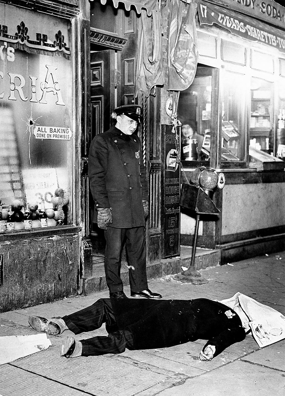 Тело Джо (Aces) Мацца на 17-ой авеню Нью-Йорке. Гангстер погиб во время бандитских разборок, 21 февраля 1931 года.