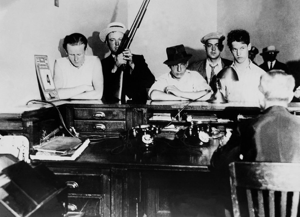 Ветераны, члены гражданской организации по борьбе с преступностью, привели бандита для ареста в полицейский участок, 1932 г.