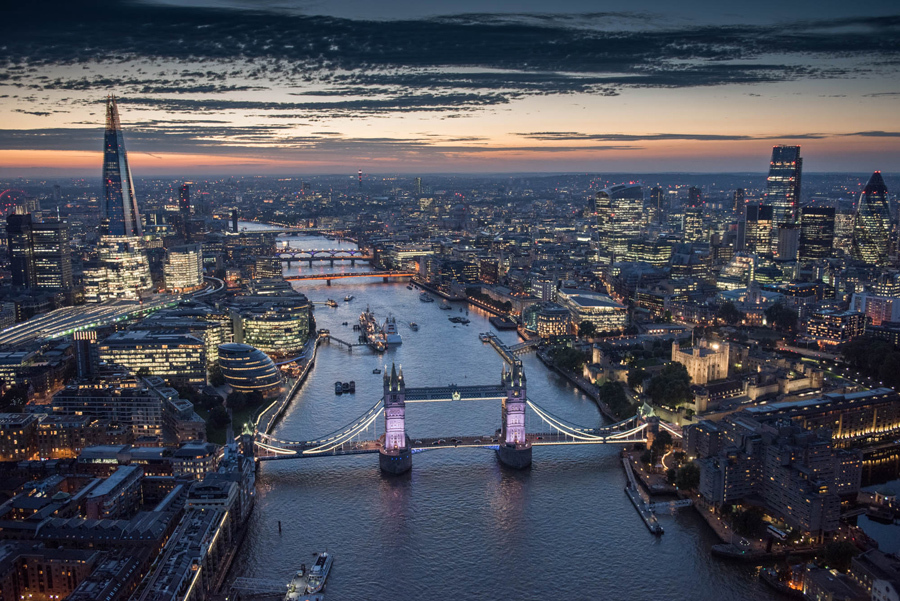 Одна из самых главных достопримечательностей Лондона, Тауэрский мост, освещенный ночью.