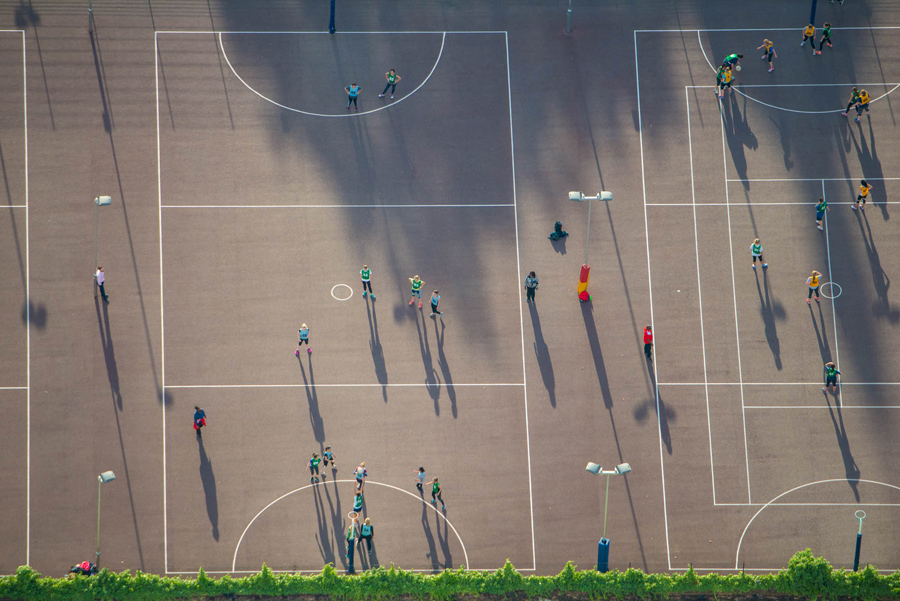 Дети и взрослые играют на спортивной площадке в Лондоне.