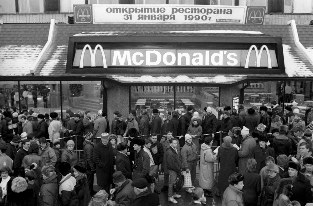 Очередь на открытии Макдоналдса в Москве.