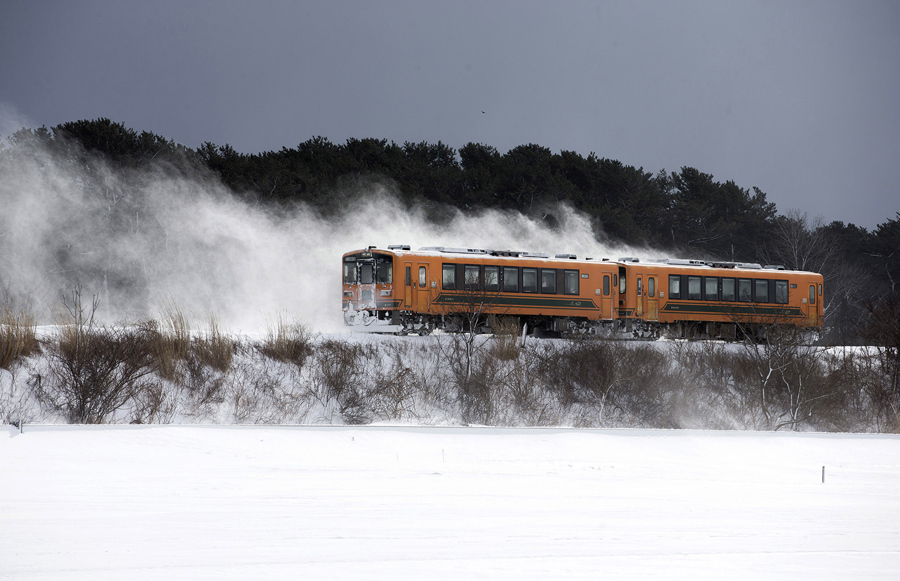 Поездка зимой в японском поезде с буржуйкой