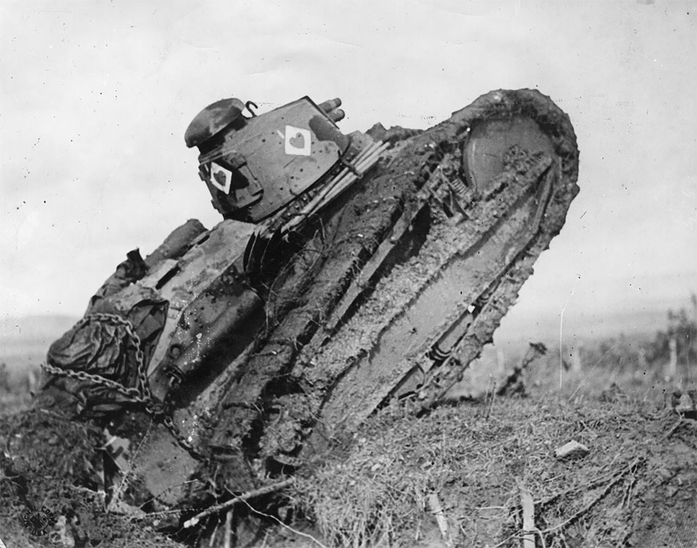 Легкий танк движется по неровной местности, 1917г.