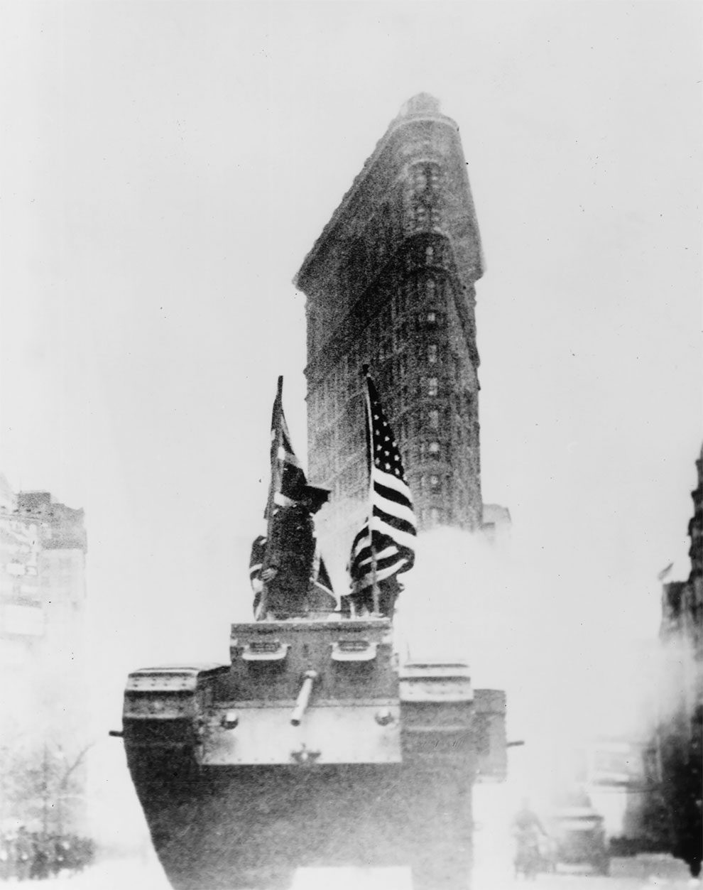 Один из первых американских танков проезжающих мимо здания «Флэшерон» в Нью - Йорке, 1917.