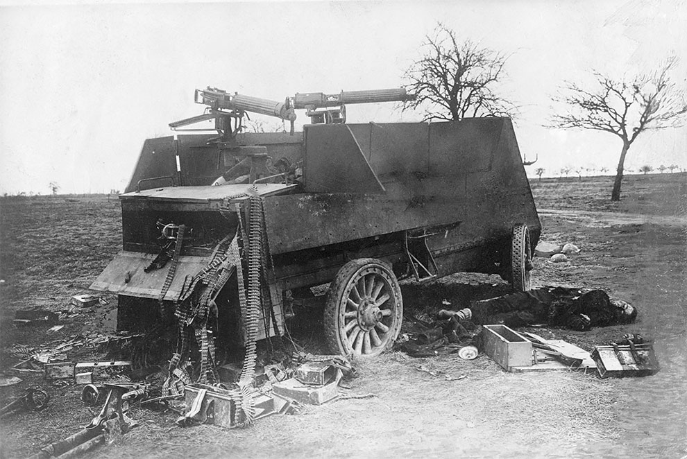 Британский бронеавтомобиль разбит после вражеского обстрела, экипаж либо мертв, либо захвачен. Орудия Vickers (Максим) были отключены и их патронташи оторваны, 1918.