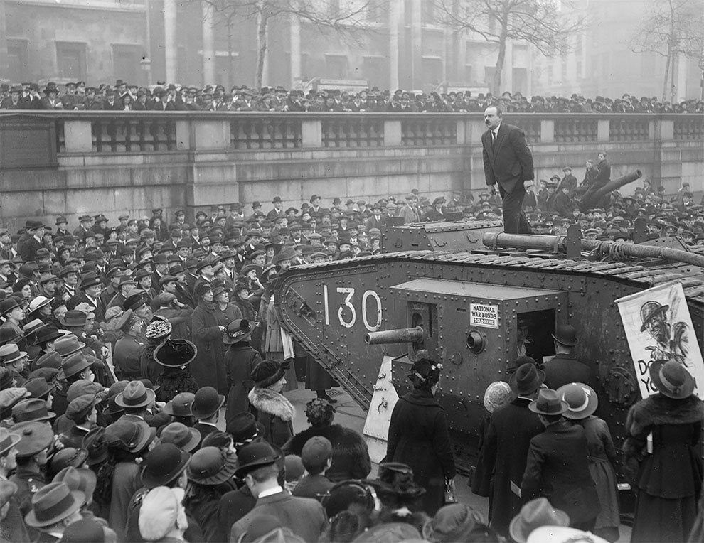 Человек, стоит на вершине танка на Трафальгарской площади, выступая за военные облигации, 1917.