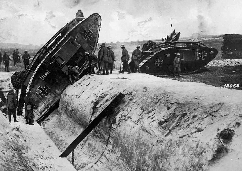 Немцы тестируют захваченные британские танки, реконструированные в немецкие цвета, 1917.