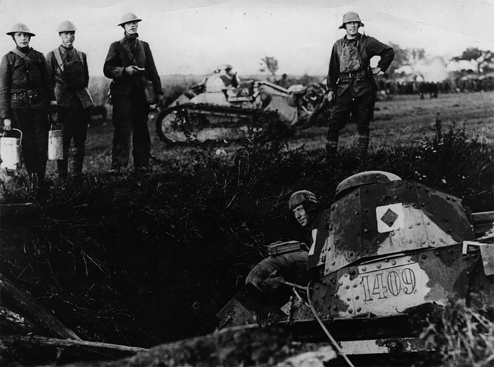 Легкий танк упал в траншею, 1917 год.