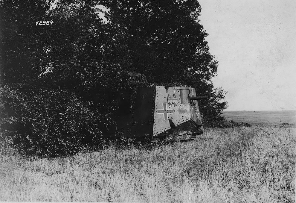 Немецкий танк выезжает из леса, в ходе подготовки к нападению, 1917 г.