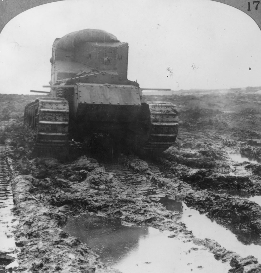Британский британский лёгкий танк с пулемётным вооружением Mark A (Борзая). Движется по грязи чтобы проникнуть к немецкой линии. Таких танков было выпущено всего двести штук, 1918.