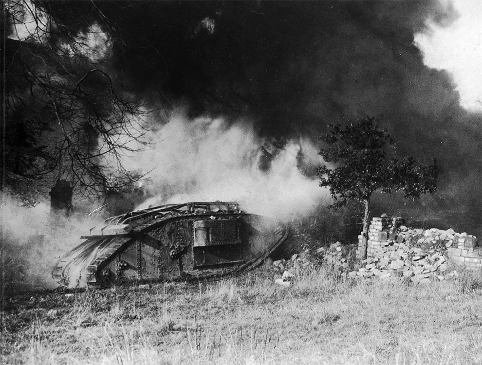 Горящий британский танк, после нападения противника с огнеметом воспламенился, 1918 г.