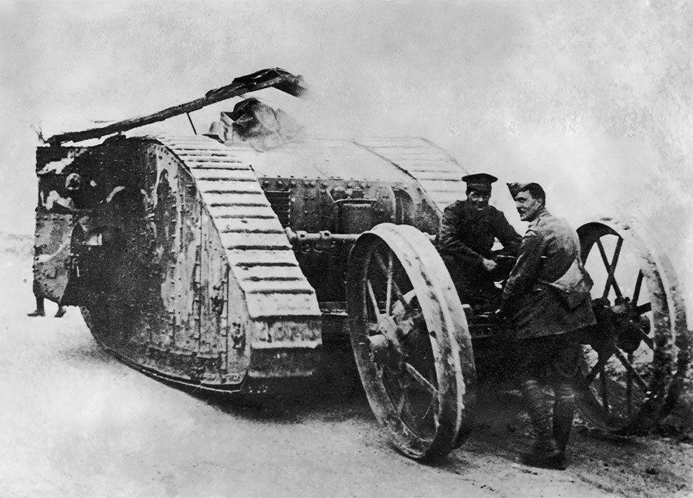 Британский тяжелый танк Mark I. Первый в истории танк, применённый в боевых действиях, ноябрь 1916.