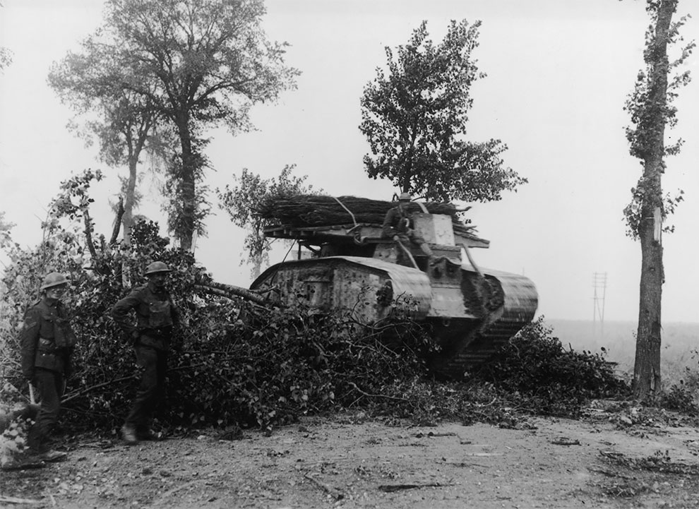 Один из первых британских танков, оснащенный деревянным сваями, Бельгия, около 1917 года.