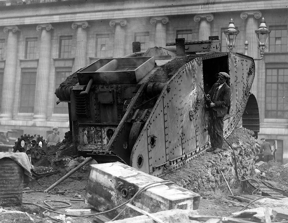 Рабочий производит демонтаж танка паяльной лампой, во время послевоенного разоружения в Германии 1920 год.