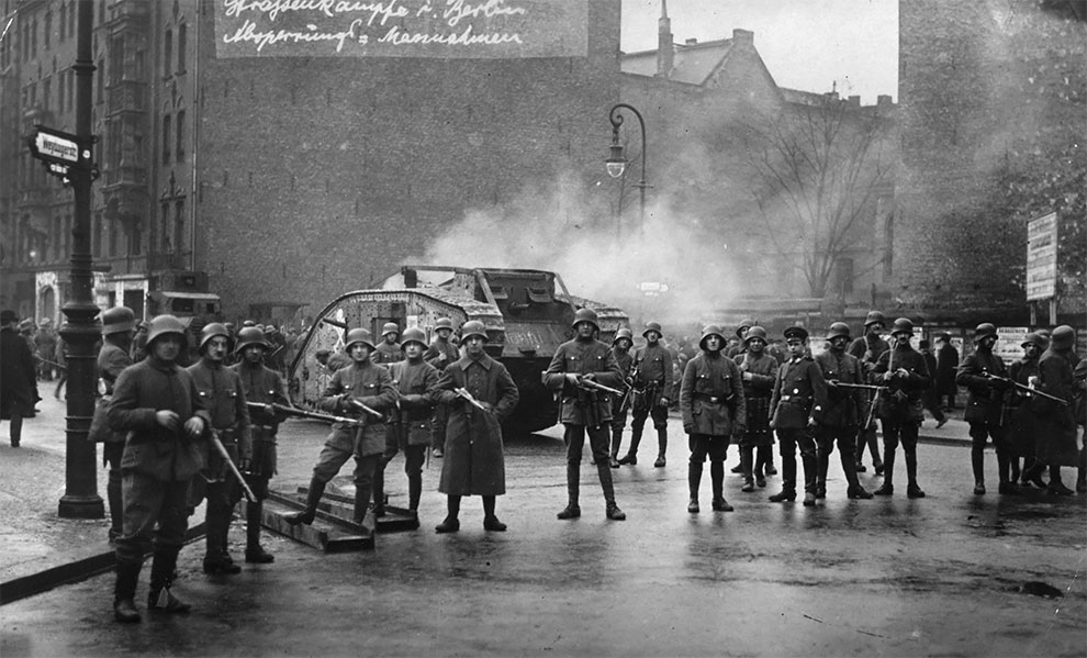 Немецкие солдаты у танка на улице в Берлине во время беспокойного периода Веймарской республики, 1920.