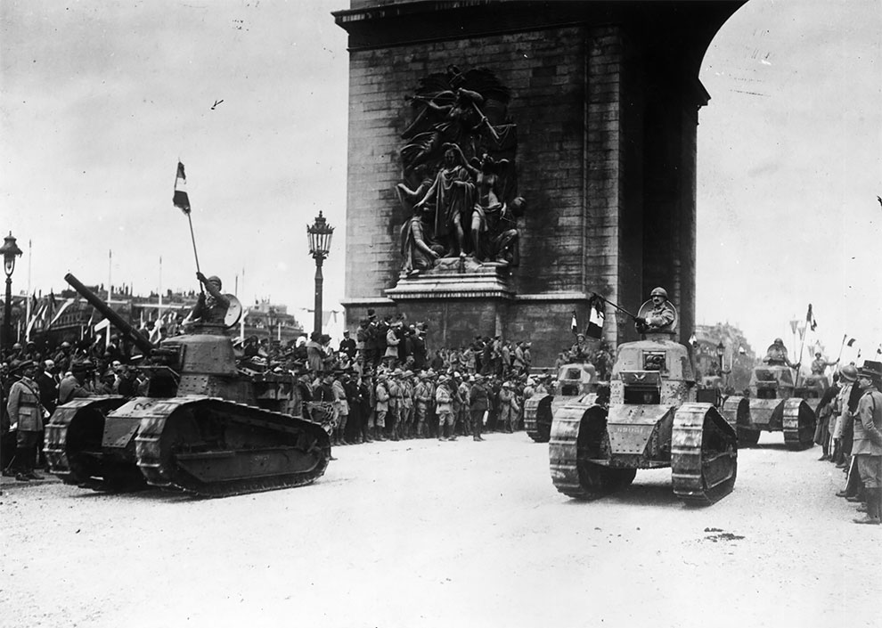 Французские солдаты с флагами на танках перед Триумфальной аркой на Елисейских полях во время Дня взятия Бастилии. Парад Победы и конец Первой мировой войны, Париж, Франция, 1919г.