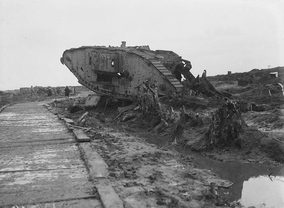 Поврежденный танк на поле боя в Ипре, 1919 год.