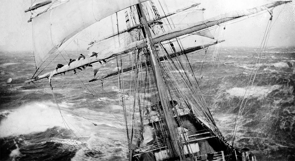 Работа на мачтах парусного судна в шторм, 1920г.
