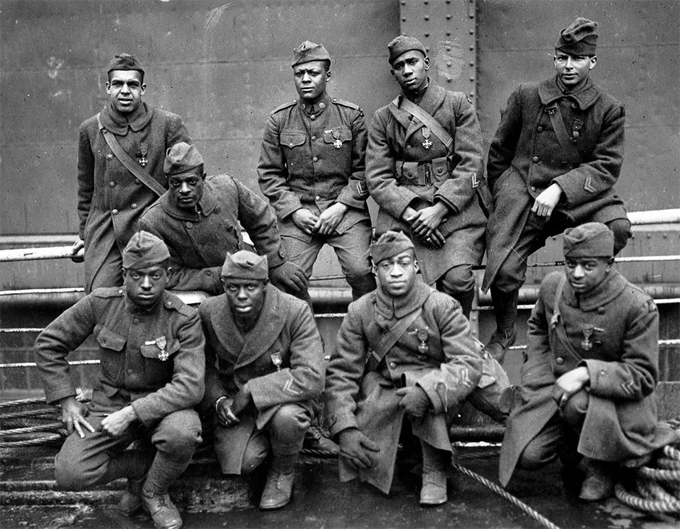 Адские бойцы Гарлема он же 369-й пехотный полк армии США фото 1919 год. Полк потерял в боях первой мировой 1500 бойцов.