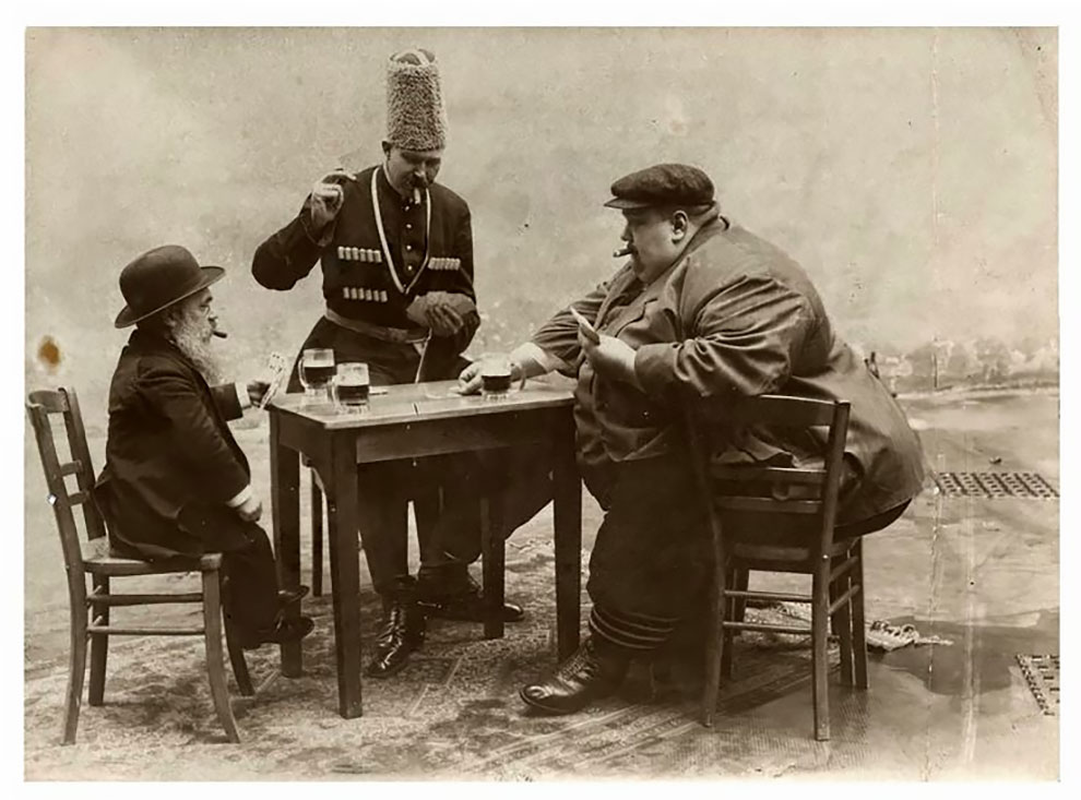 Самый маленький, самый высокий и самый толстый в Европе играют в карты, 1913 г.