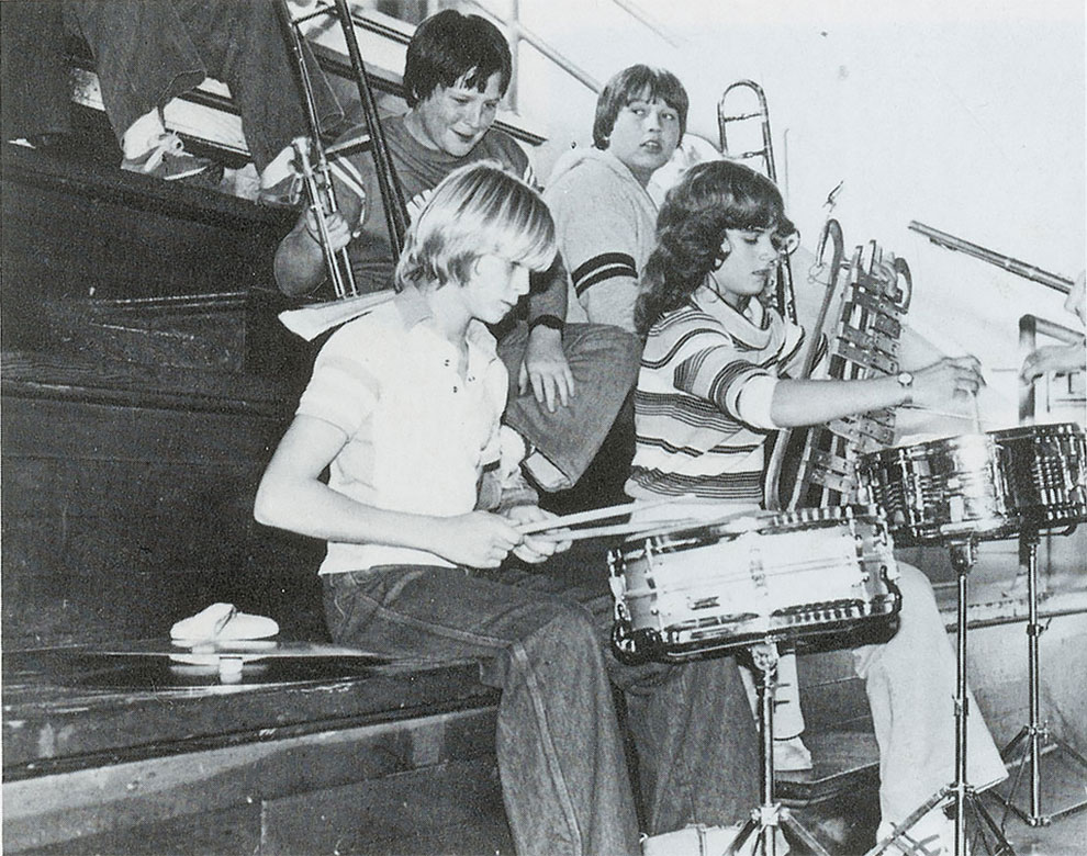 Курт Кобейн играет на барабанах на собрании в средней школе Монтесано, 1981 год.
