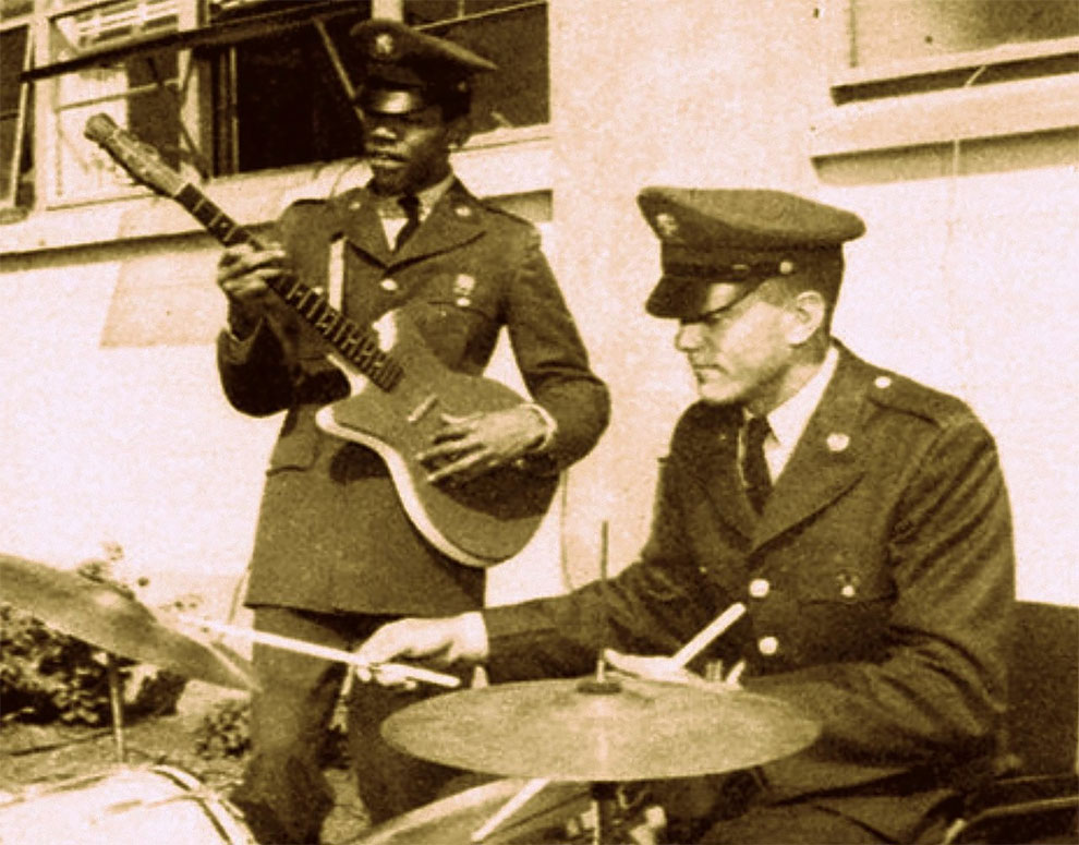 Джеймс Хендрикс из 101 воздушно-десантной дивизии, играет на гитаре в Форт Кэмпбелл Кентукки в 1962 году.