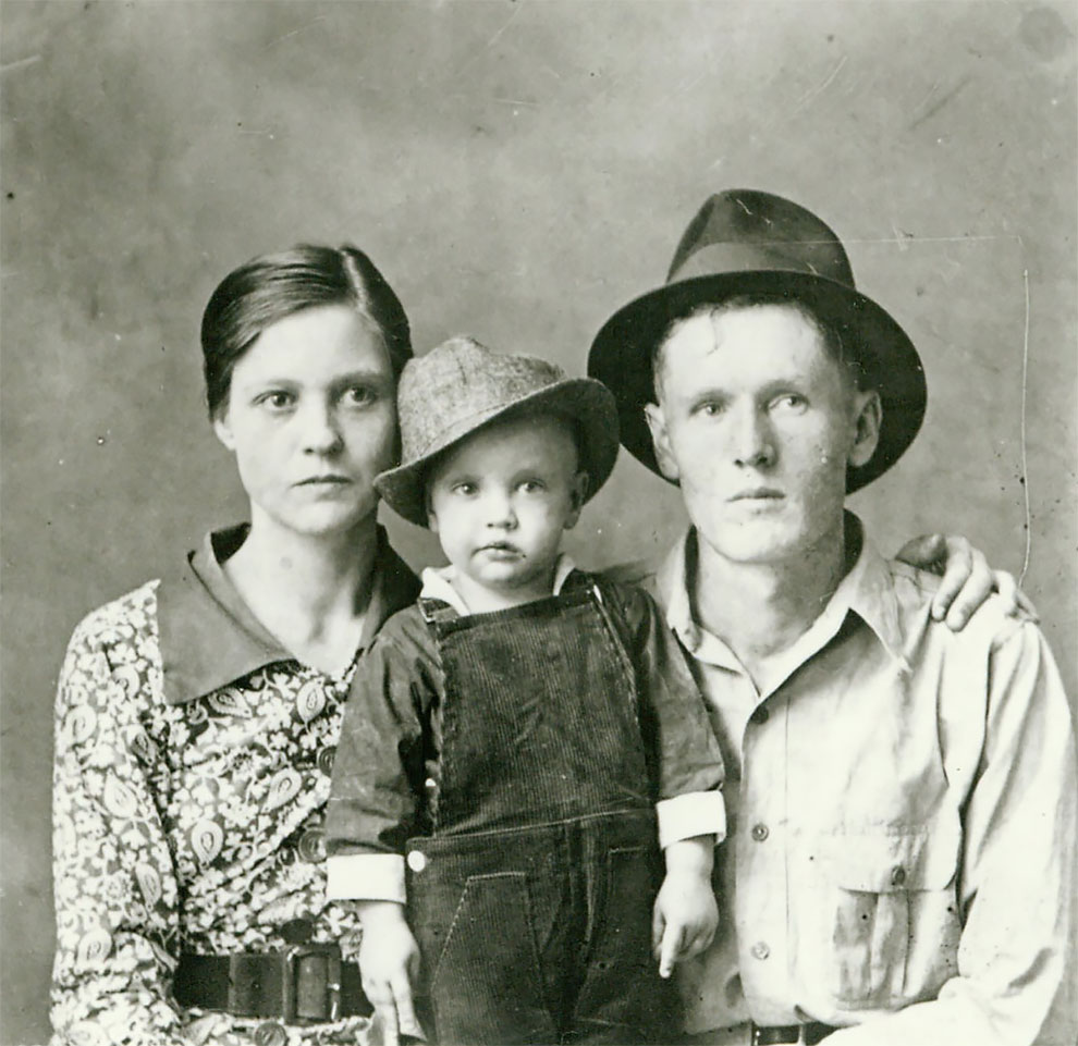 Самая ранняя известная фотография Элвиса Пресли, с родителями Глэдис и Верноном в 1938 году.