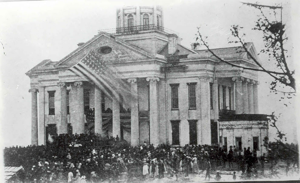 Толпа людей, состоящая преимущественно из афроамериканцев, оплакивающая смерть Авраама Линкольна возле здания суда в Виксберг, Миссисипи 1865 год. 