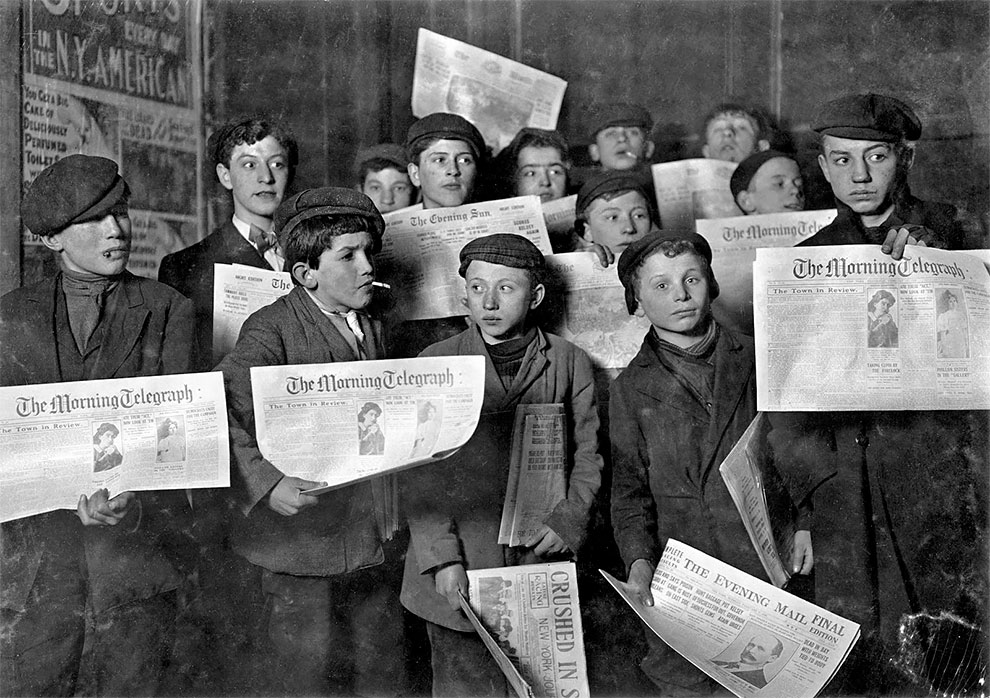 Мальчишки продающие газеты в 2 часа ночи, собираются в очередь для торговли утром, 12 февраля 1908 г.
