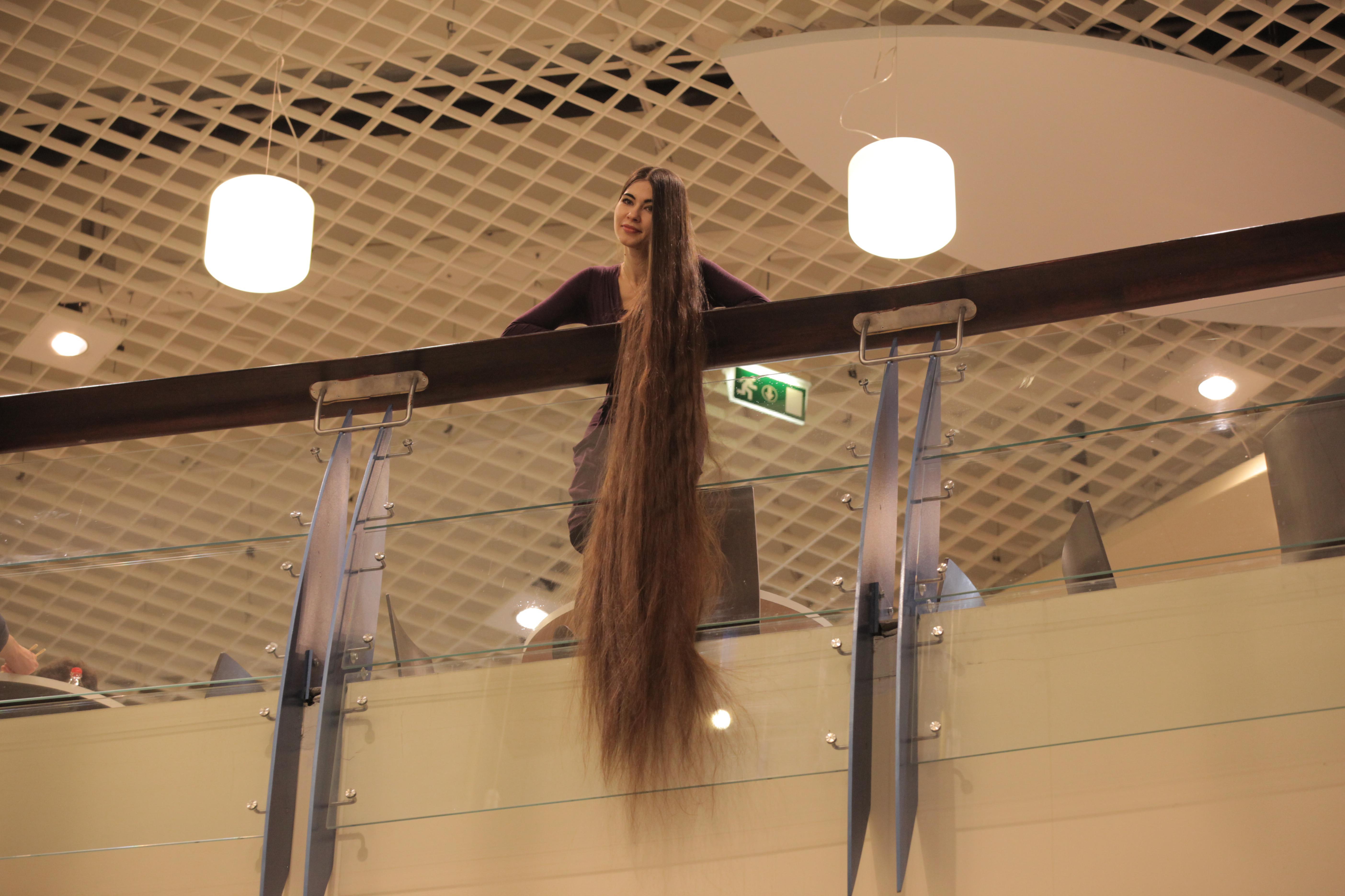 Рапунцель Алия Насырова вырастила свои волосы до 2,30 метров в длину