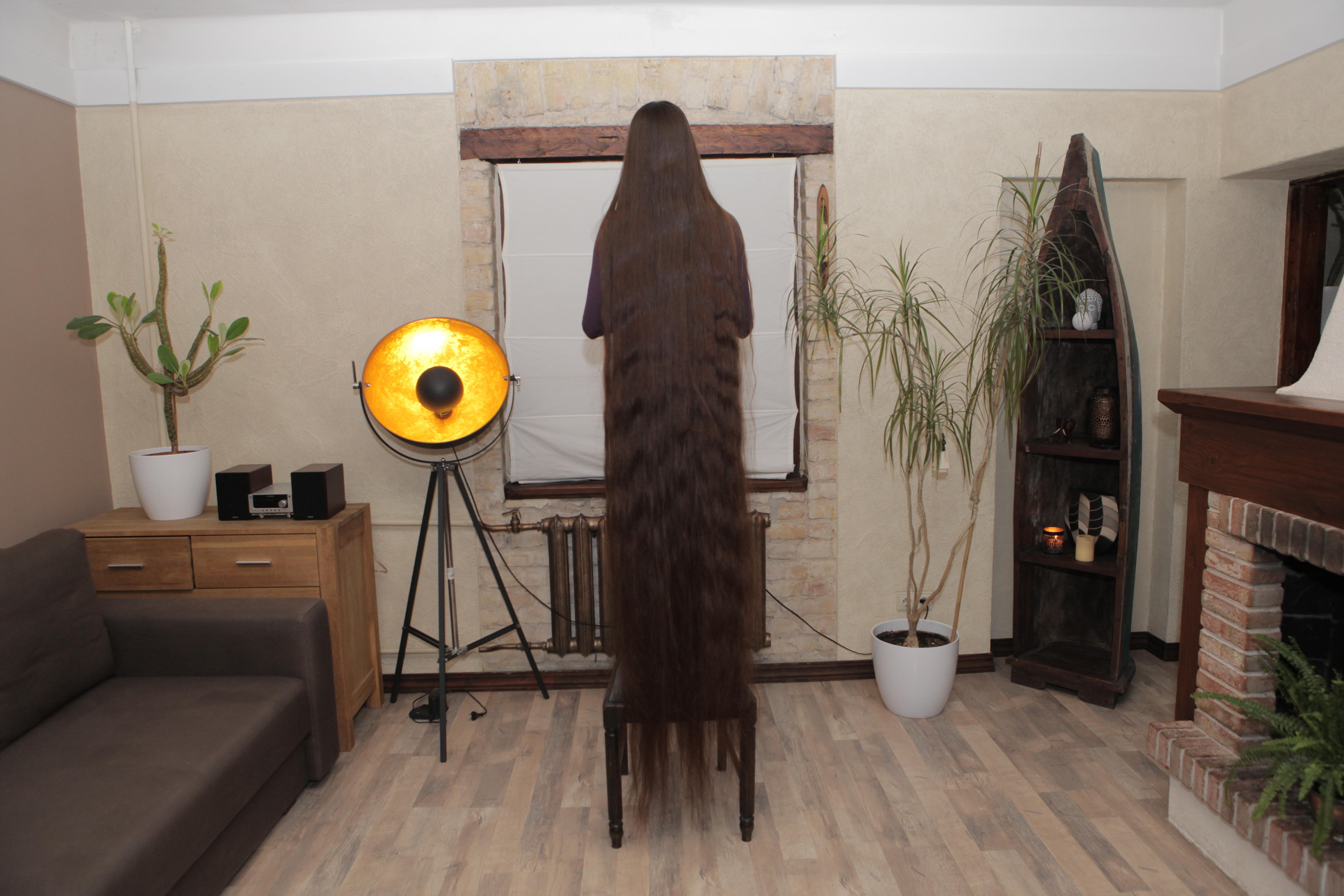 Рапунцель Алия Насырова вырастила свои волосы до 2,30 метров в длину