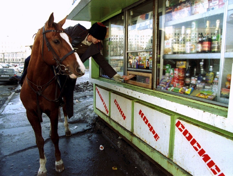 Казак на коне покупает бутылку водки, март, 1994.