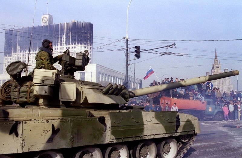 Российский танк покидает свой пост перед Правительством Российской Федерации (здание сгорело после обстрела).