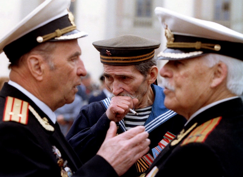 Ветераны перед Большим театром, 9 мая 1994 года.