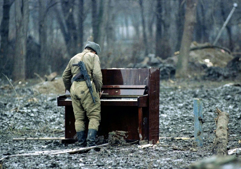 Солдат играет на пианино в центральном парке Грозного, 6 февраля 1995 года.
