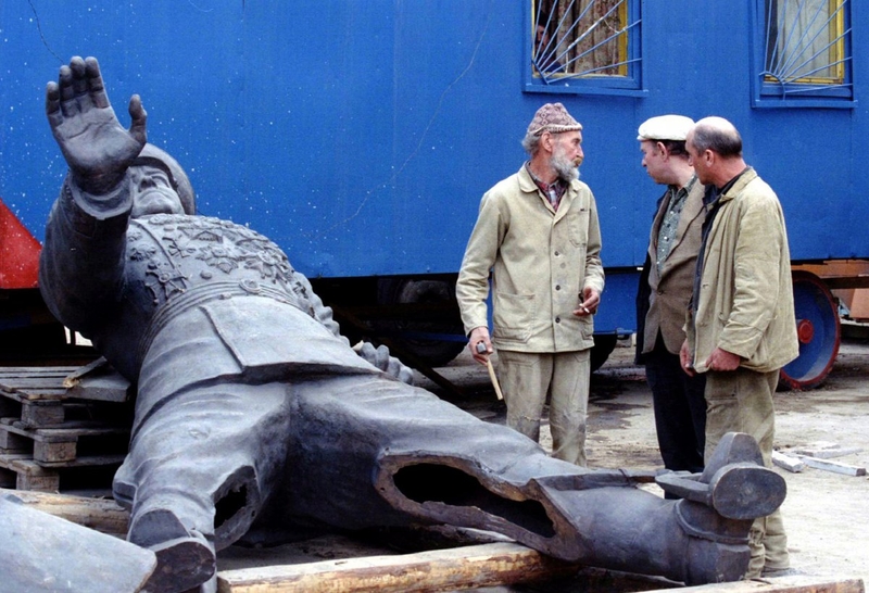 Рабочие около памятника Георгию Жукову, апрель 1995 года.