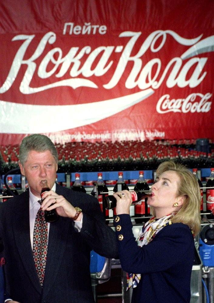 Президент США Билл Клинтон и первая леди Хиллари Клинтон во время визита на московский завод Coca-Cola, май 1995 года.