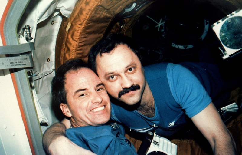 Астронавт Кевин Чилтон, командир миссии STS-76, и космонавт Юрий Усачев, бортинженер 21-й основной экспедиции на космической станции «Мир».
