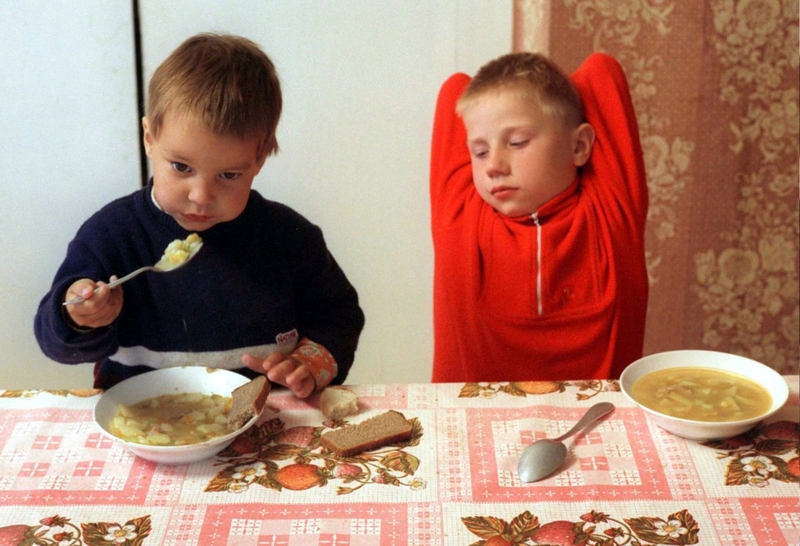 Дети кушают в приюте при церкви Святой Троицы, город Вязьма — за 250 километров от Москвы, май 1996 года.