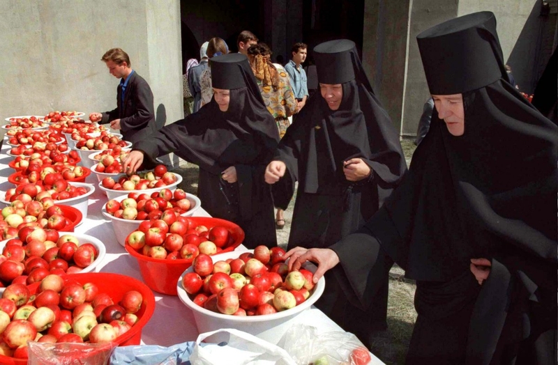 Монахини выбирают яблоки, август 1996 года.
