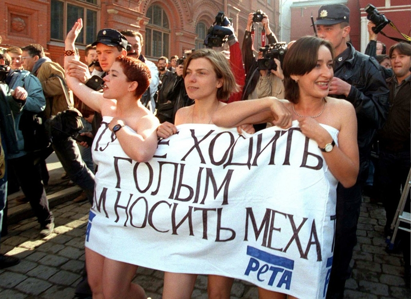 Голые активистки за права животных PETA около Красной площади, 1996 год.