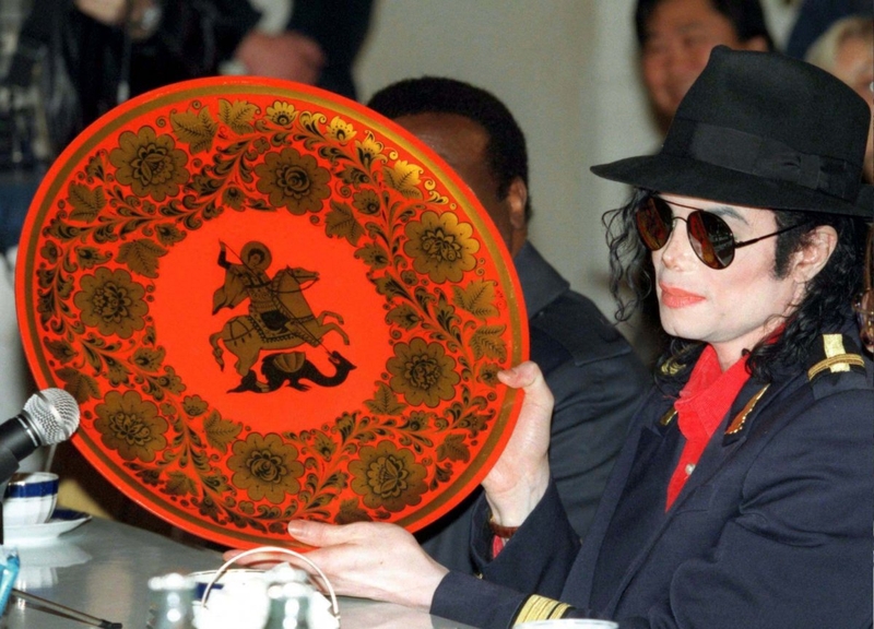 Майкл Джексон с подарком от Юрия Лужкова, 1996 год.