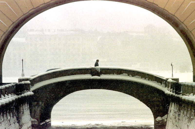 Мост в центре Санкт-Петербурга, апрель 1998 года.