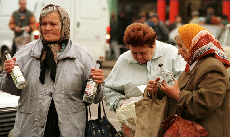 Пенсионеры продают дешевую водку в центре Москвы, сентябрь 1998 года.